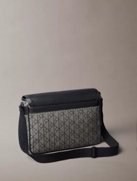Amblem Jakarlı Messenger Çanta