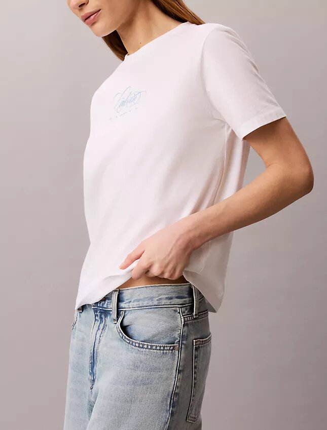 Calvin Script Logo Klasik Tişört Calvin Script Logo Klasik Tişört