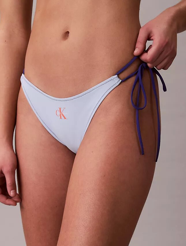 Grafik Monogramlı Yan Bağlamalı Bikini Alt Giyim Grafik Monogramlı Yan Bağlamalı Bikini Alt Giyim