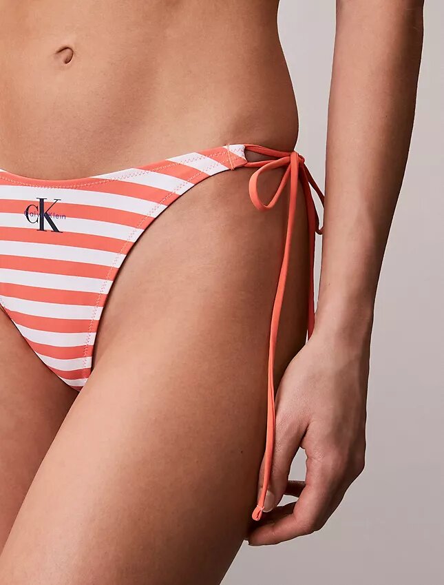 Grafik Monogramlı Yan Bağlamalı Bikini Alt Giyim Grafik Monogramlı Yan Bağlamalı Bikini Alt Giyim