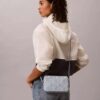 Her Yüzünde Amblem Logolu Denim Fotoğraf Makinesi Çantası Her Yüzünde Amblem Logolu Denim Fotoğraf Makinesi Çantası