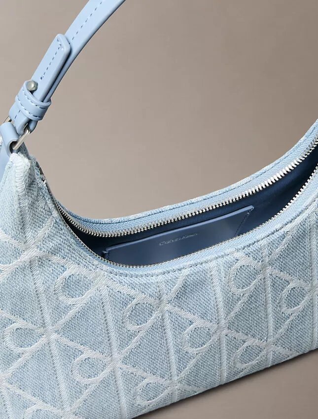 Her Yüzünde Amblem Logosu Bulunan Denim Omuz Çantası Her Yüzünde Amblem Logosu Bulunan Denim Omuz Çantası