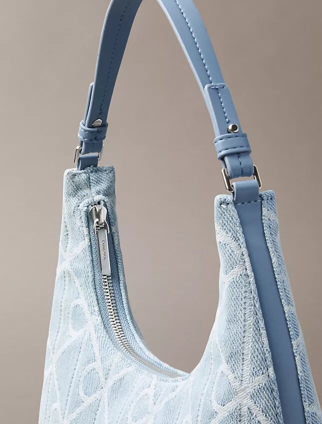 Her Yüzünde Amblem Logosu Bulunan Denim Omuz Çantası Her Yüzünde Amblem Logosu Bulunan Denim Omuz Çantası