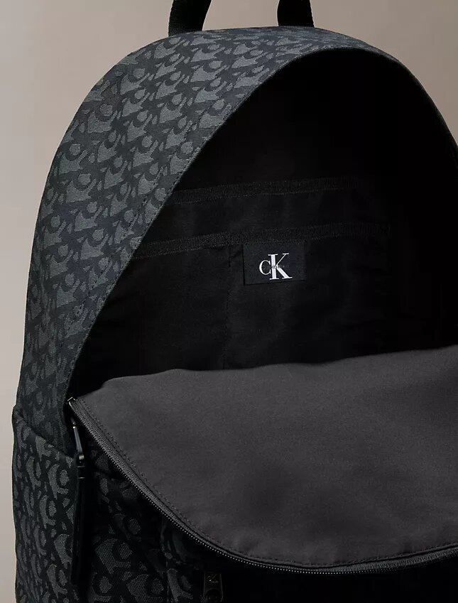 Her Yüzünde Monogram Logosu Bulunan Sırt Çantası Her Yüzünde Monogram Logosu Bulunan Sırt Çantası