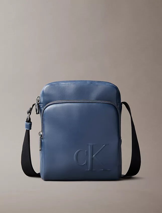 Kabartmalı Monogram Fermuarlı Cepli Muhabir Çantası Kabartmalı Monogram Fermuarlı Cepli Muhabir Çantası