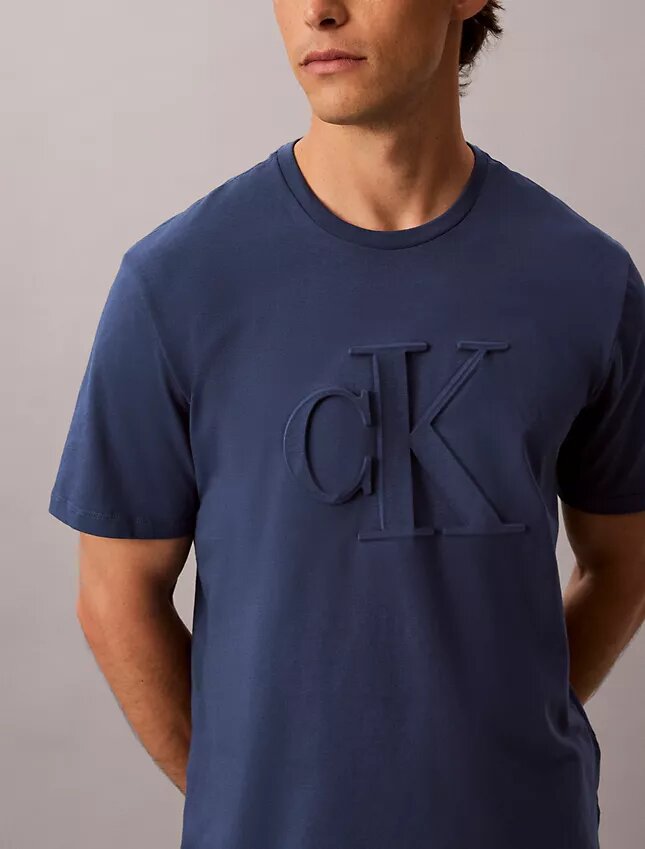 Kabartmalı Monogram Klasik Tişört Kabartmalı Monogram Klasik Tişört