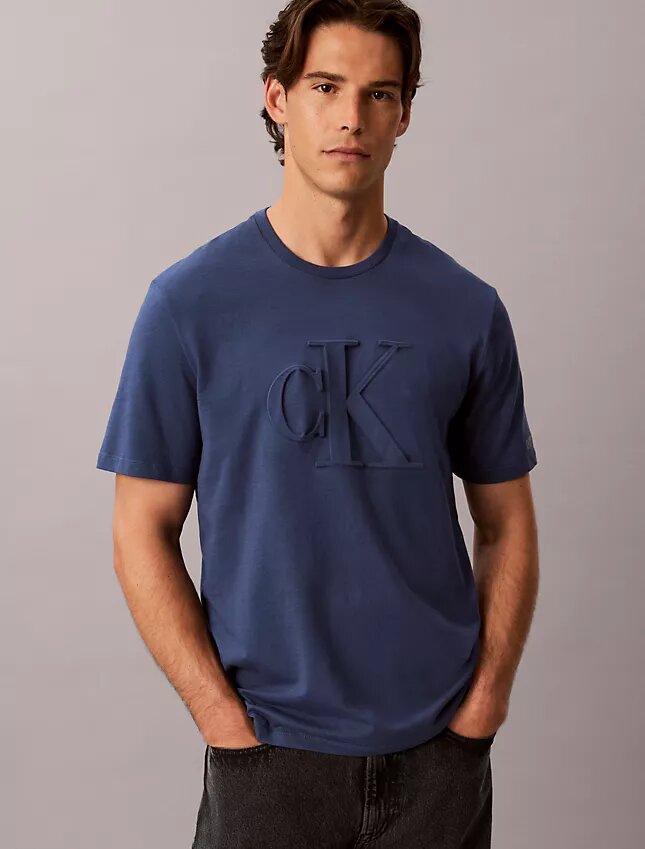 Kabartmalı Monogram Klasik Tişört Kabartmalı Monogram Klasik Tişört