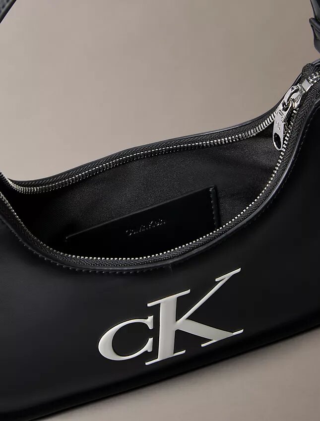 Kabartmalı Monogram Omuz Çantası Kabartmalı Monogram Omuz Çantası