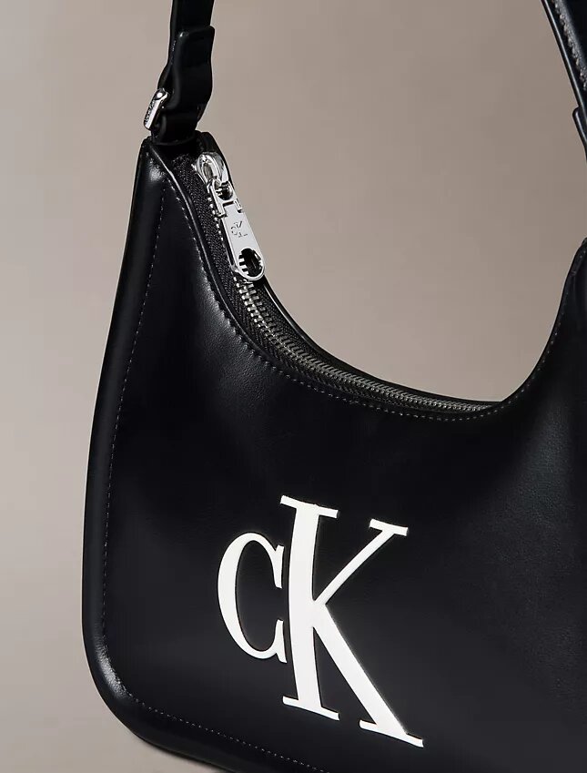 Kabartmalı Monogram Omuz Çantası Kabartmalı Monogram Omuz Çantası