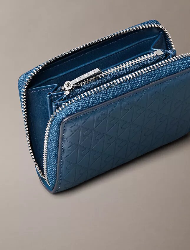 Kabartmalı Monogramlı Fermuarlı Bozuk Para Cüzdanı Kabartmalı Monogramlı Fermuarlı Bozuk Para Cüzdanı
