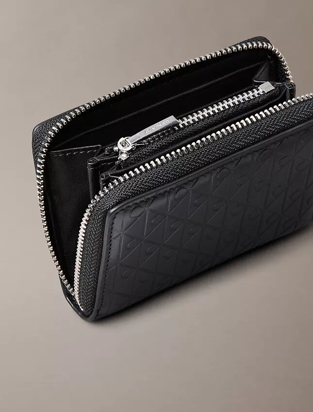 Kabartmalı Monogramlı Fermuarlı Bozuk Para Cüzdanı Kabartmalı Monogramlı Fermuarlı Bozuk Para Cüzdanı