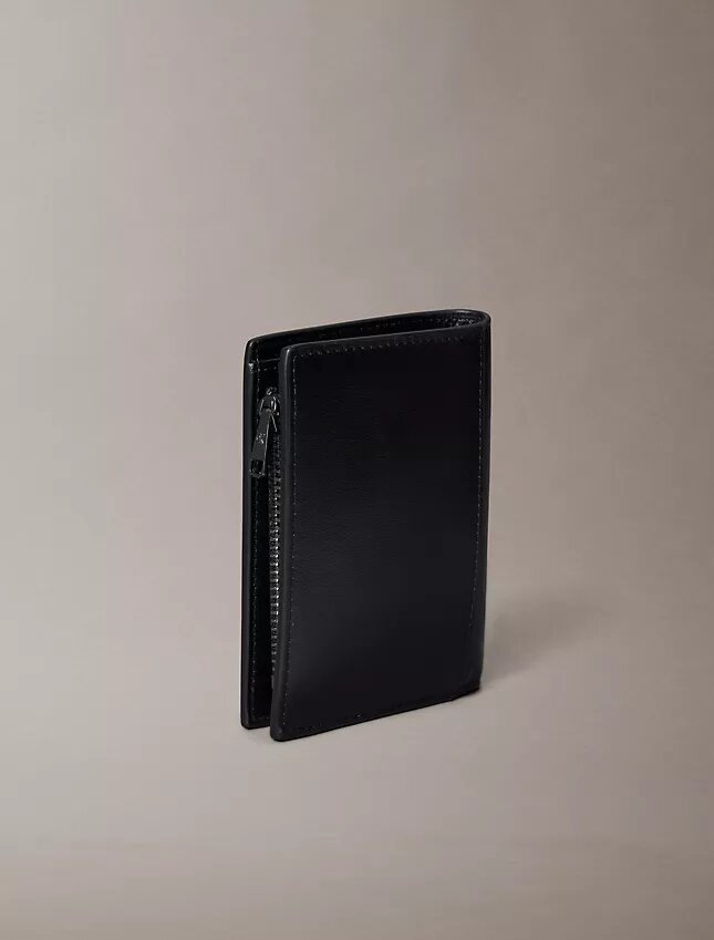 Kabartmalı Monogramlı İkiye Katlanan Cüzdan, Bozuk Para Cebi Kabartmalı Monogramlı İkiye Katlanan Cüzdan, Bozuk Para Cebi