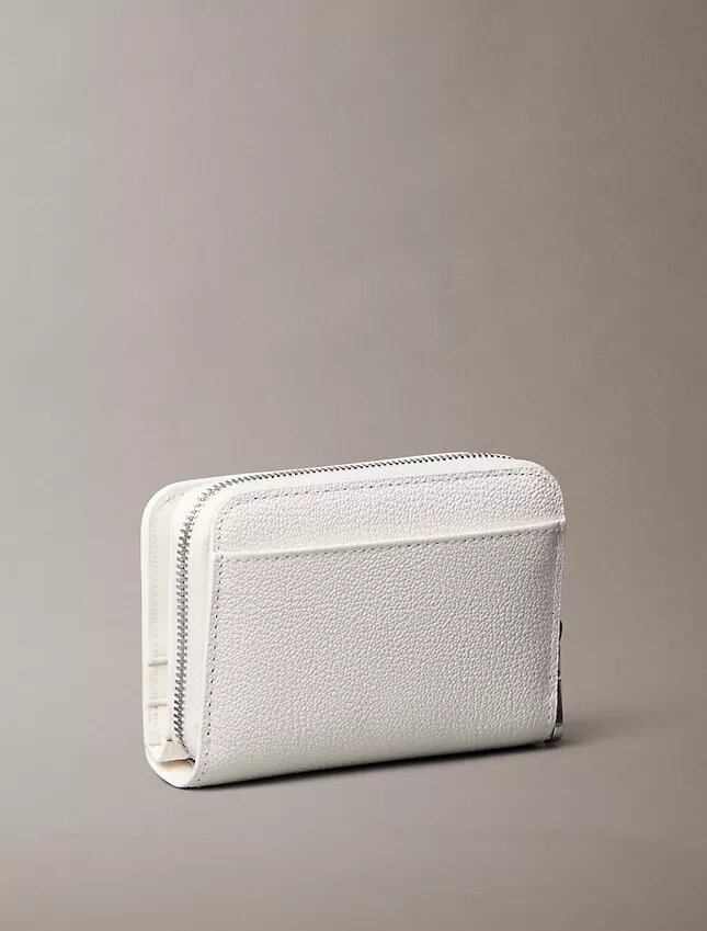 Minimal Monogram Fermuarlı Kapaklı Cüzdan Minimal Monogram Fermuarlı Kapaklı Cüzdan