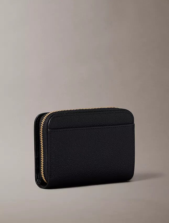 Minimal Monogram Fermuarlı Kapaklı Cüzdan Minimal Monogram Fermuarlı Kapaklı Cüzdan