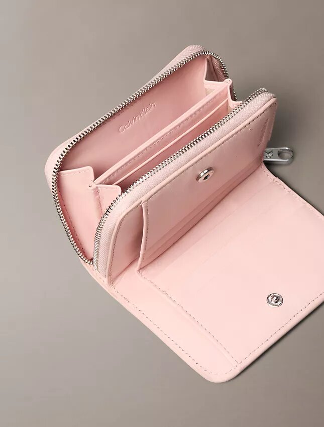 Minimal Monogram Fermuarlı Kapaklı Cüzdan Minimal Monogram Fermuarlı Kapaklı Cüzdan