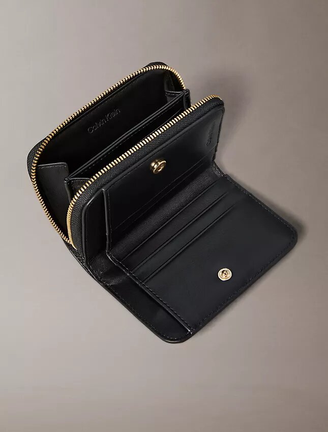 Minimal Monogram Fermuarlı Kapaklı Cüzdan Minimal Monogram Fermuarlı Kapaklı Cüzdan