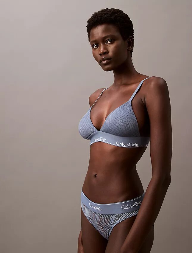 Modern Dantelli Hafif Astarlı Üçgen Bralette Modern Dantelli Hafif Astarlı Üçgen Bralette