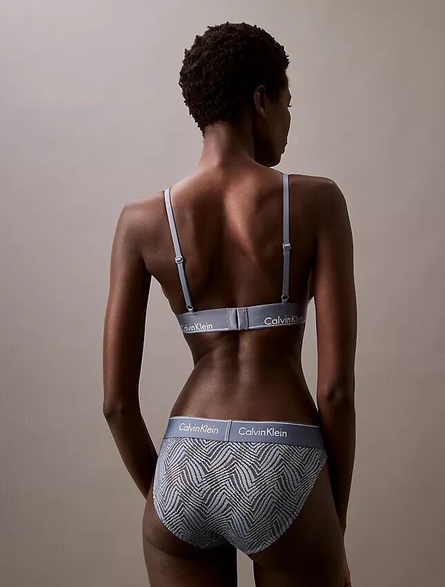 Modern Dantelli Hafif Astarlı Üçgen Bralette Modern Dantelli Hafif Astarlı Üçgen Bralette