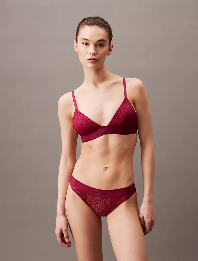 Modern Dantelli Hafif Astarlı Üçgen Bralette Modern Dantelli Hafif Astarlı Üçgen Bralette