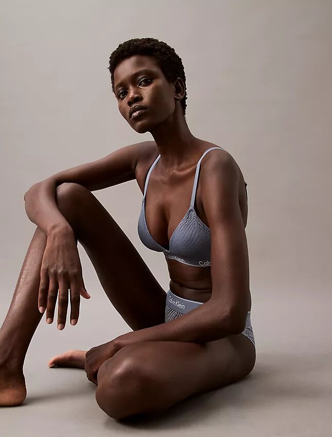 Modern Dantelli Hafif Astarlı Üçgen Bralette Modern Dantelli Hafif Astarlı Üçgen Bralette