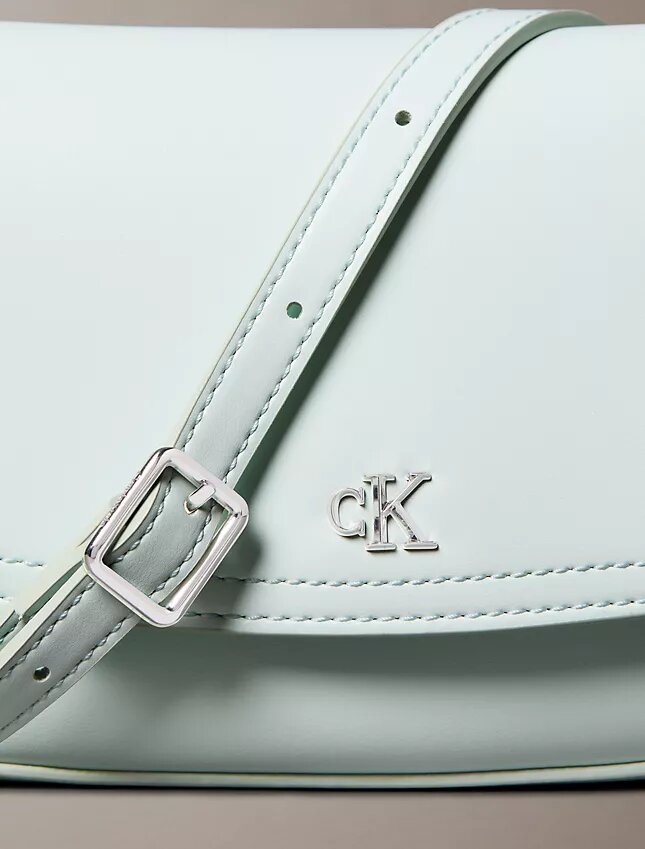 Monogram Kapaklı Kamera Çantası Monogram Kapaklı Kamera Çantası
