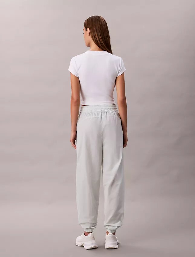 Monogram Logo Grafikli Çekip Giyilen Jogger Pantolon Monogram Logo Grafikli Çekip Giyilen Jogger Pantolon
