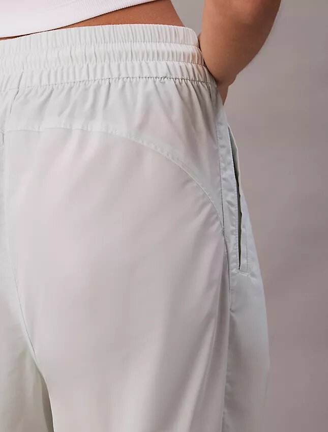 Monogram Logo Grafikli Çekip Giyilen Jogger Pantolon Monogram Logo Grafikli Çekip Giyilen Jogger Pantolon