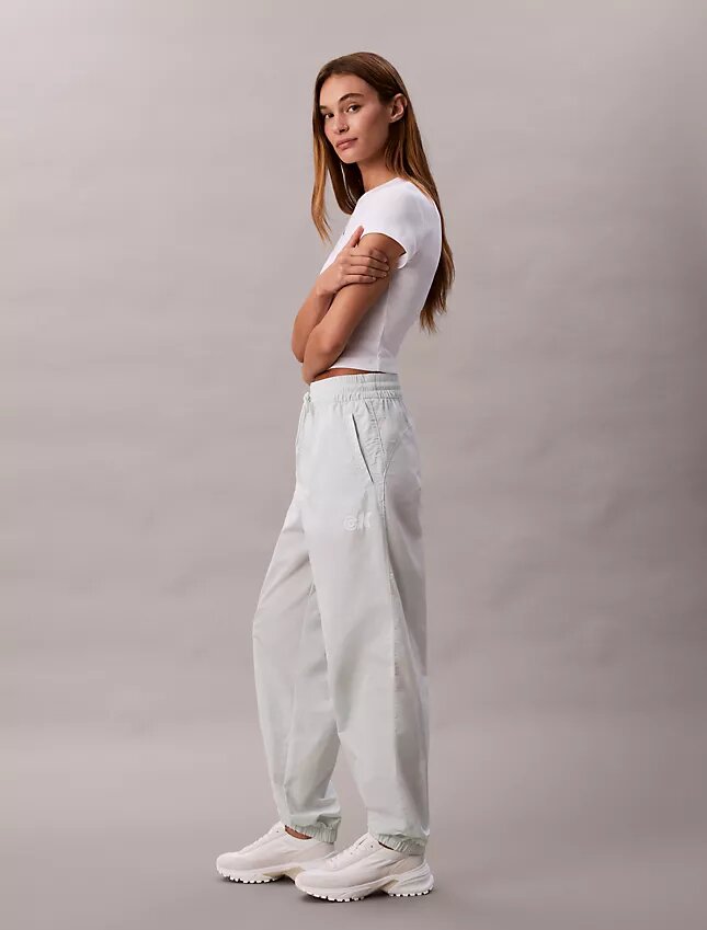 Monogram Logo Grafikli Çekip Giyilen Jogger Pantolon Monogram Logo Grafikli Çekip Giyilen Jogger Pantolon