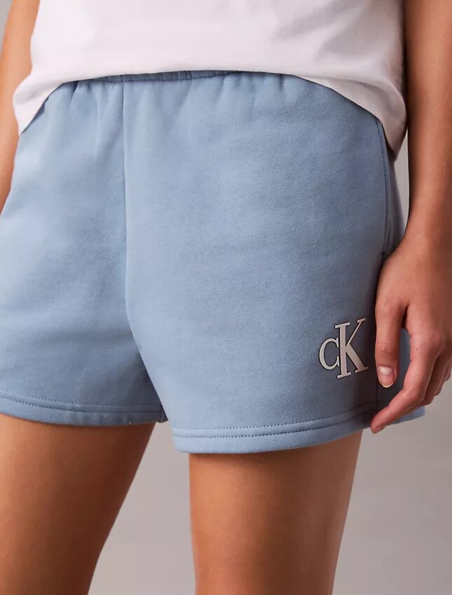 Monogramlı Polar Çekip Giyilen Şort Monogramlı Polar Çekip Giyilen Şort