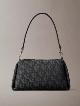 Pileli Monogram Logolu Omuz Çantası Pileli Monogram Logolu Omuz Çantası