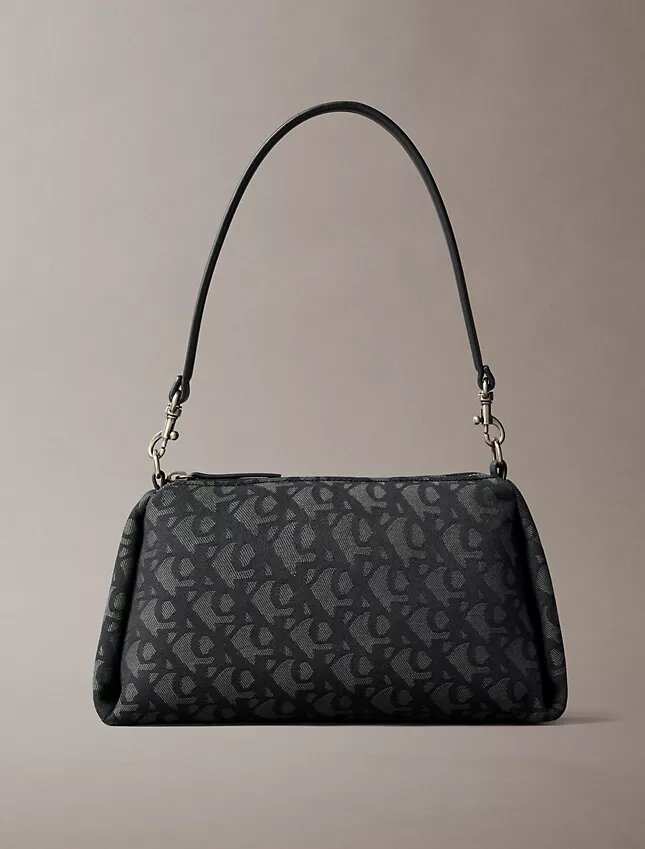 Pileli Monogram Logolu Omuz Çantası Pileli Monogram Logolu Omuz Çantası