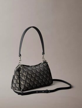 Pileli Monogram Logolu Omuz Çantası Pileli Monogram Logolu Omuz Çantası