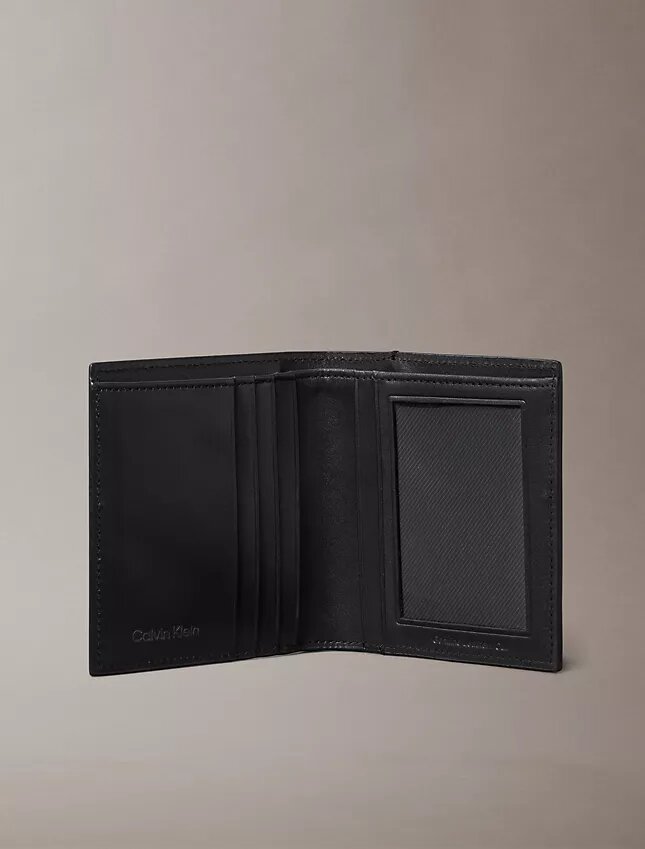 Plakalı Logo İnce İkiye Katlanan Cüzdan Plakalı Logo İnce İkiye Katlanan Cüzdan