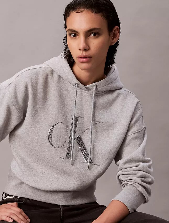 Polar Payetli Monogramlı Bol Kesim Kapüşonlu Sweatshirt Polar Payetli Monogramlı Bol Kesim Kapüşonlu Sweatshirt