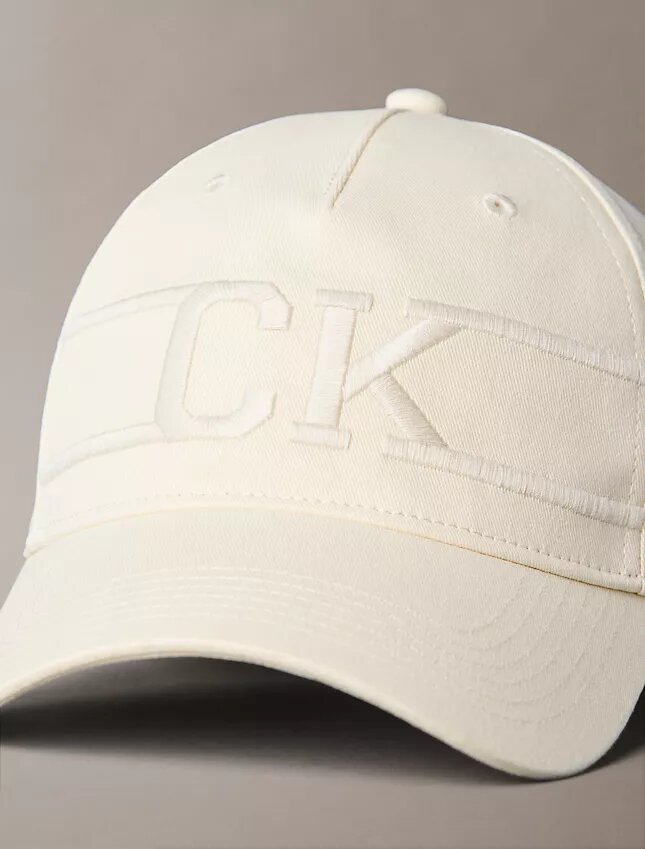 Varsity Monogram Logolu Beyzbol Şapkası Varsity Monogram Logolu Beyzbol Şapkası